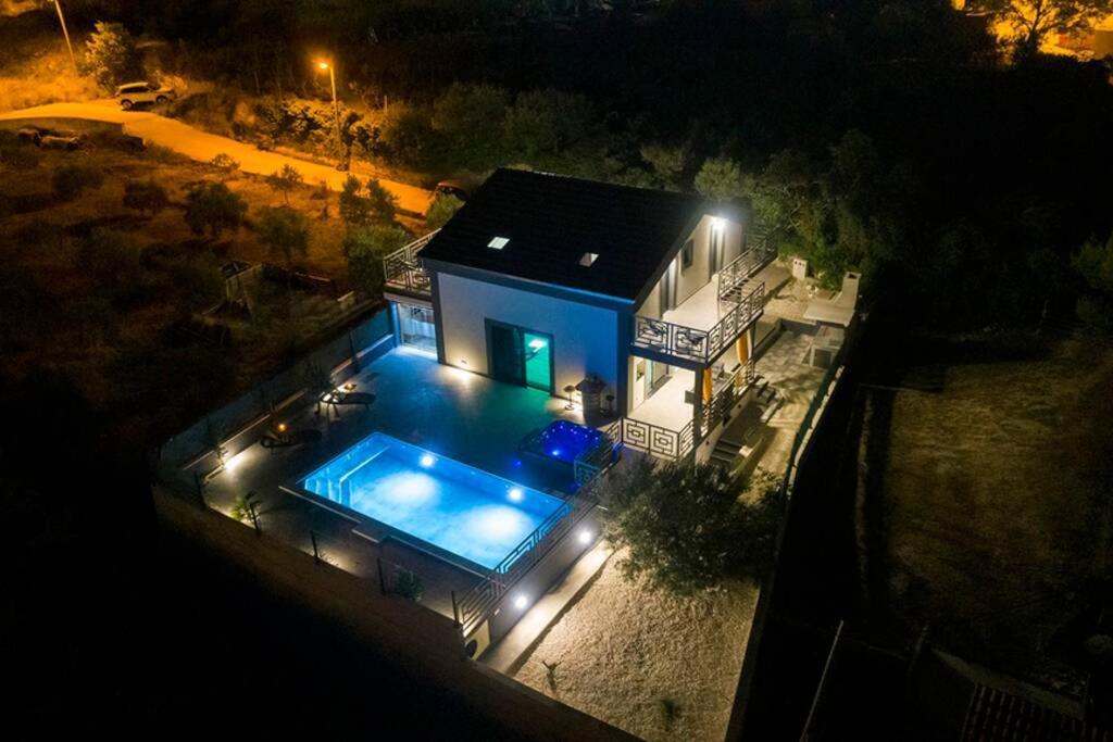 Luxury Stocia With Swimming Pool, Sauna And Jacuzzi In A Peaceful Location In Ferienhaus Split