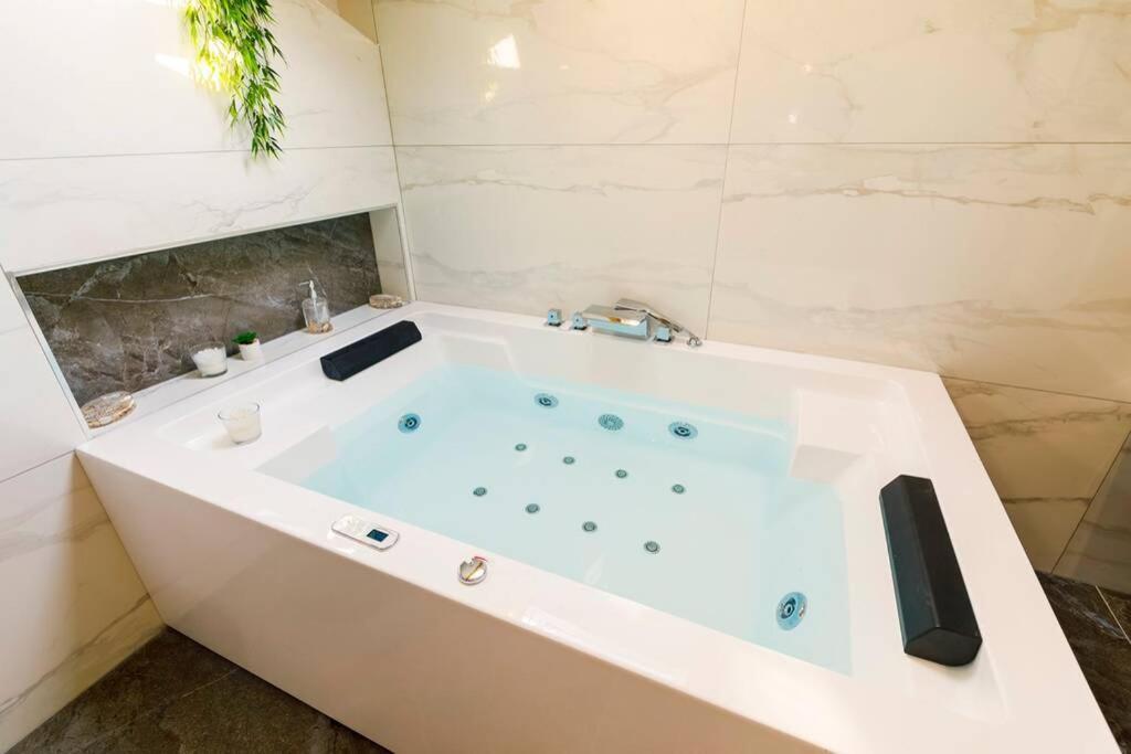 Luxury Stocia With Swimming Pool, Sauna And Jacuzzi In A Peaceful Location In Ferienhaus