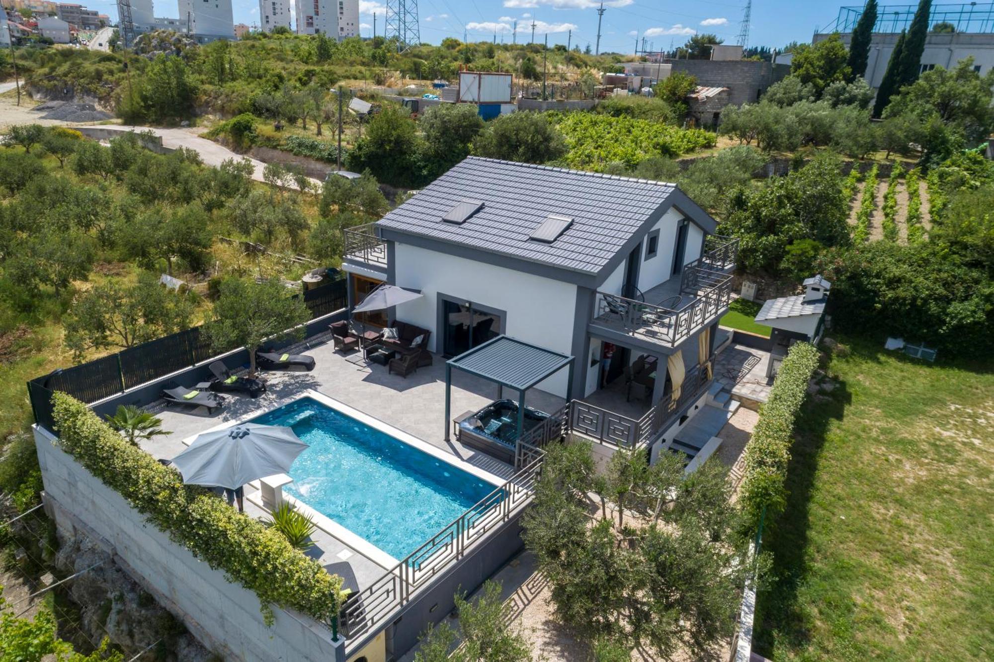 Luxury Stocia With Swimming Pool, Sauna And Jacuzzi In A Peaceful Location In * Split